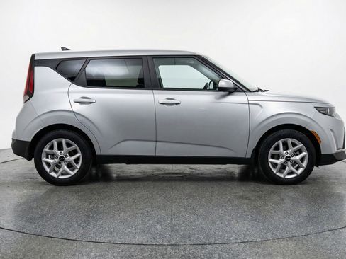 Used 2025 Kia Soul LX w/ LX Technology Package image 11