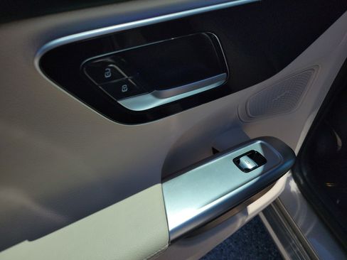 Used 2023 Mercedes-Benz C 300 Sedan image 11