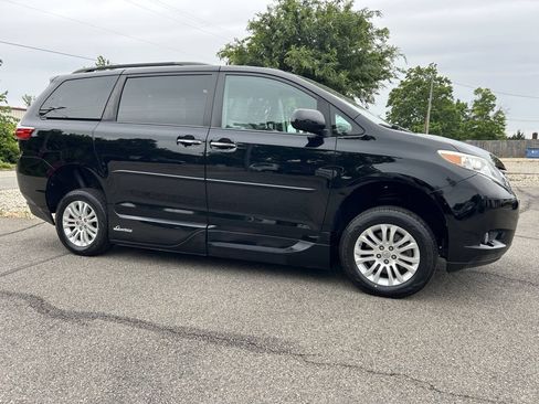 Used 2017 Toyota Sienna XLE FWD image 11