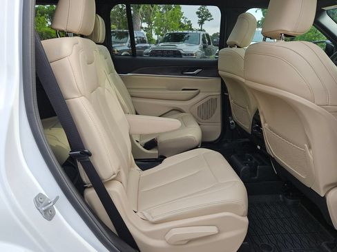 Used 2025 Jeep Grand Cherokee L Limited AWD/4WD image 14