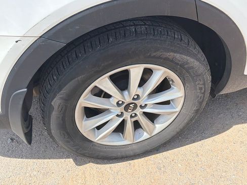 Used 2019 Kia Sorento FWD V6 image 14