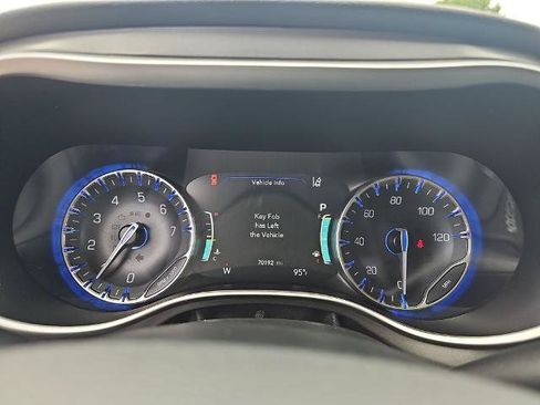 Used 2024 Chrysler Pacifica Touring-L FWD image 19