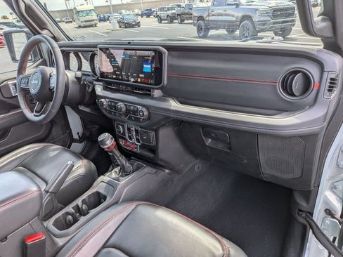 Used 2024 Jeep Wrangler Unlimited Rubicon AWD/4WD image 22