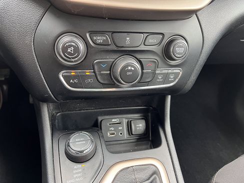 Used 2014 Jeep Cherokee Latitude image 18