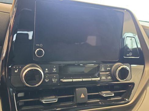 Used 2023 Toyota Highlander XLE AWD/4WD image 26