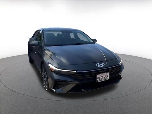 Used 2025 Hyundai Elantra SEL FWD image 3