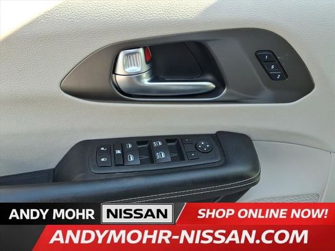 Used 2023 Chrysler Pacifica Touring-L image 12