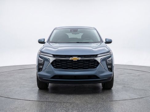 Used 2025 Chevrolet Trax LT FWD image 2