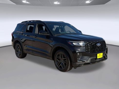 Used 2025 Ford Explorer ST-Line w/ ST-Line Street Pack AWD/4WD image 7