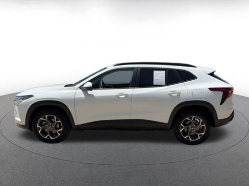 Used 2025 Chevrolet Trax LT FWD image 9