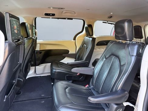 Used 2019 Chrysler Pacifica Touring-L Plus w/ Advanced Safetytec Group image 21
