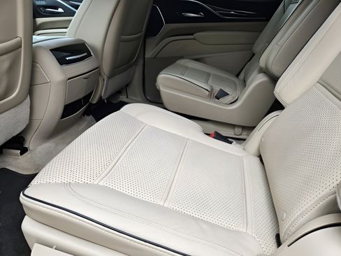 Used 2022 Cadillac Escalade Premium Luxury RWD image 22