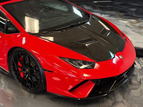 Used 2018 Lamborghini Huracan Performante AWD/4WD image 2