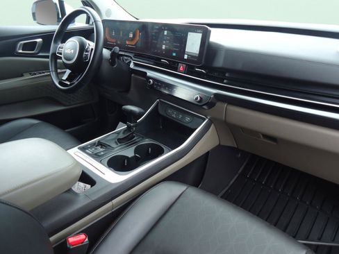 Used 2025 Kia Carnival FWD image 27