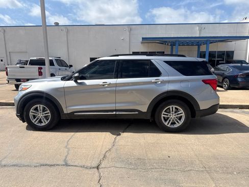 Used 2021 Ford Explorer XLT RWD image 4