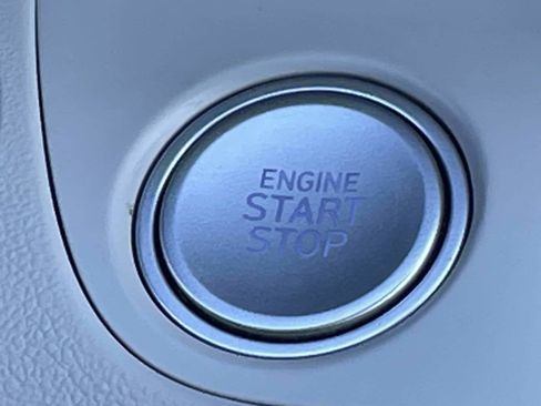 Used 2025 Hyundai Elantra Limited image 27