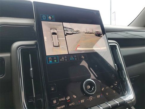 Used 2025 GMC Yukon XL Elevation image 30