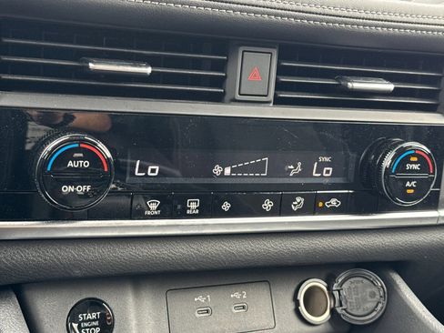 Used 2025 Nissan Rogue SV FWD image 22