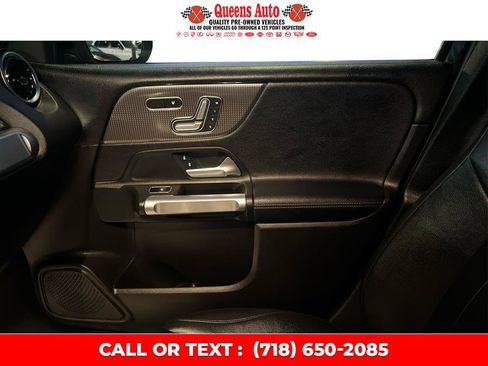 Used 2020 Mercedes-Benz GLB 250 4MATIC w/ Premium Package image 25