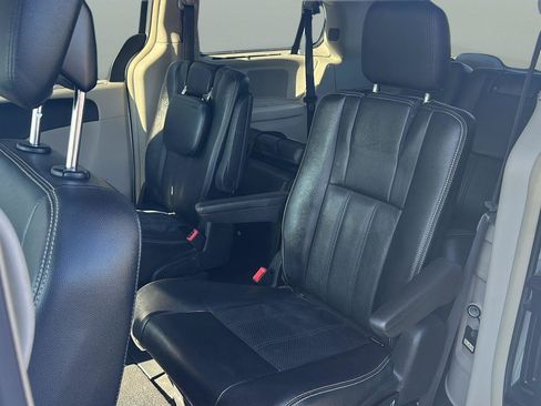 Used 2016 Chrysler Town & Country Touring w/ Driver Convenience Group FWD image 11