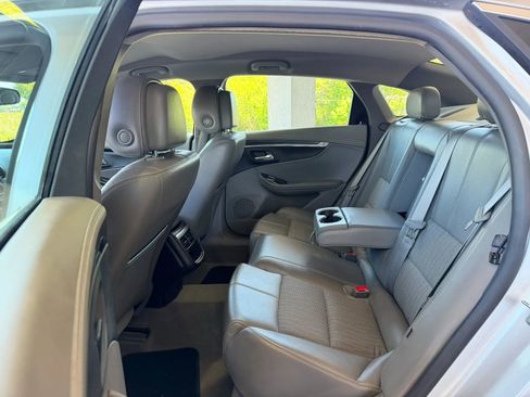 Used 2014 Chevrolet Impala LT w/ Convenience Package image 22