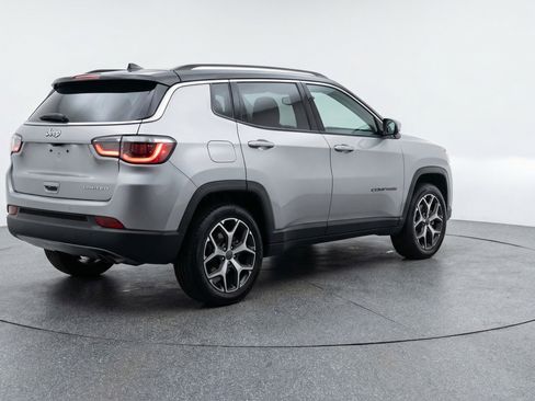 Used 2025 Jeep Compass Limited image 9