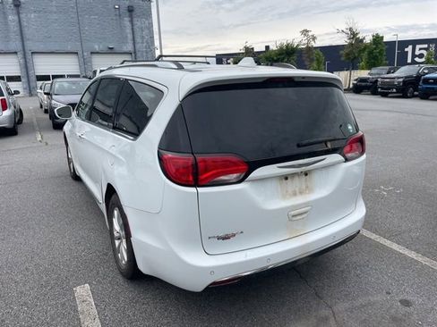 Used 2020 Chrysler Pacifica Touring-L FWD image 4