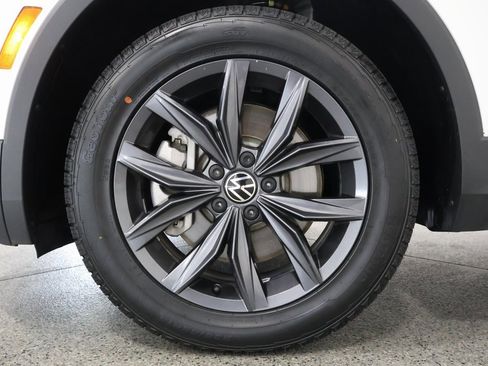 Used 2023 Volkswagen Tiguan SE image 5
