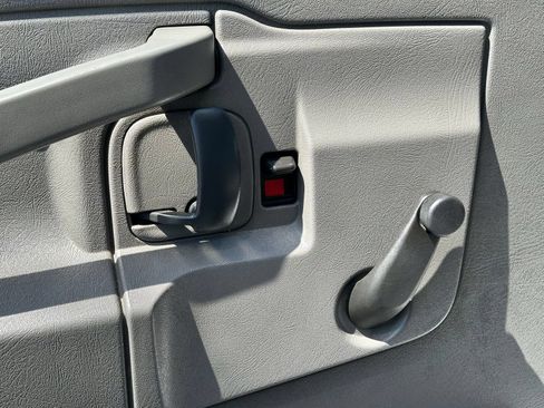Used 2016 Chevrolet Express 3500 w/ Chrome Appearance Package RWD image 26