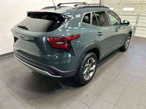 Used 2025 Chevrolet Trax LT w/ LT Convenience Package FWD image 3