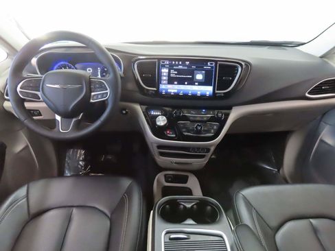 Used 2024 Chrysler Pacifica Touring-L image 12