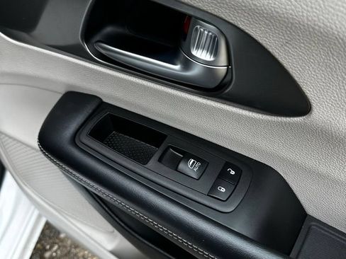 Used 2023 Chrysler Pacifica Touring-L FWD image 21