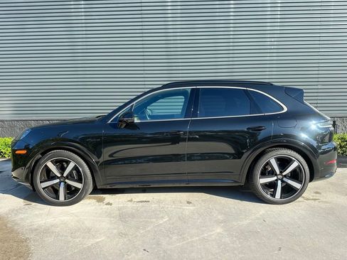 Used 2025 Porsche Cayenne Turbo image 2
