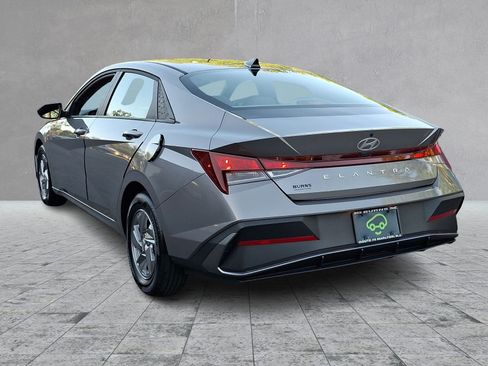 Used 2025 Hyundai Elantra SE FWD image 6