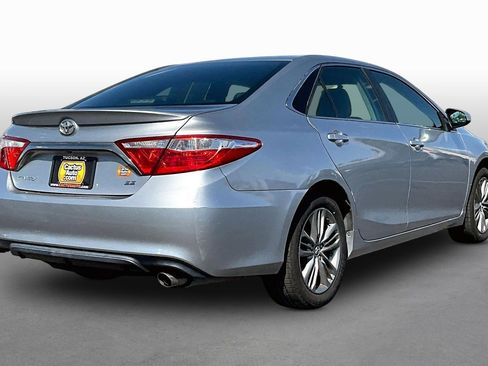 Used 2017 Toyota Camry SE FWD image 2