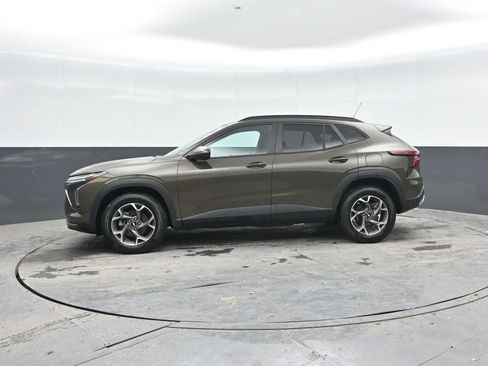 Used 2024 Chevrolet Trax LT w/ Sunroof Package FWD image 4