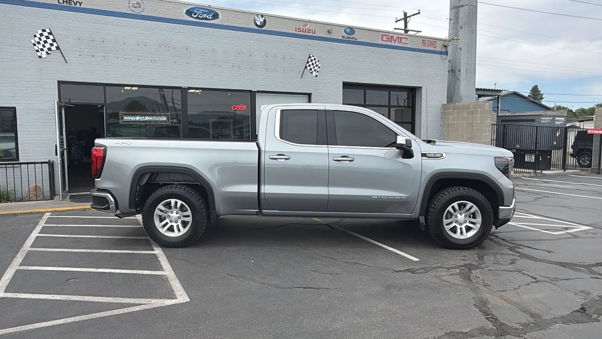 Used 2023 GMC Sierra 1500 SLE w/ Enhanced Capability Package AWD/4WD image 2