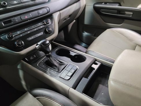 Used 2017 Kia Sedona LX w/ LX Essentials Premium Package FWD image 26