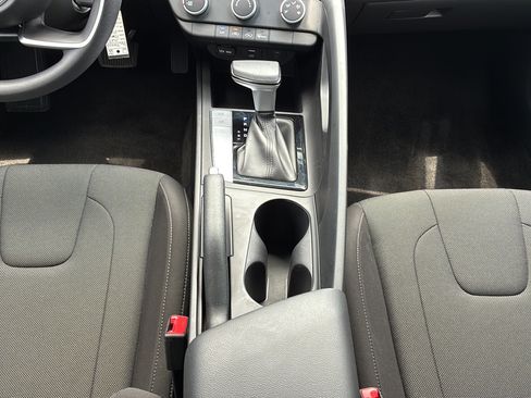 Used 2025 Hyundai Elantra SE FWD image 21