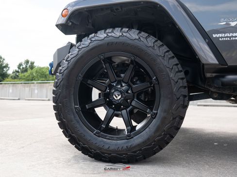 Used 2017 Jeep Wrangler Unlimited Sahara w/ Connectivity Group AWD/4WD image 10