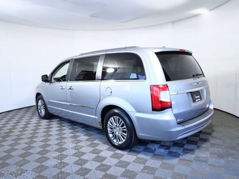 Used 2013 Chrysler Town & Country Touring-L w/ Driver Convenience Group FWD image 6
