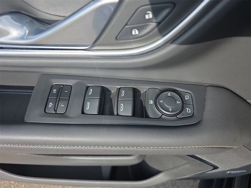 Used 2023 GMC Yukon SLT image 29