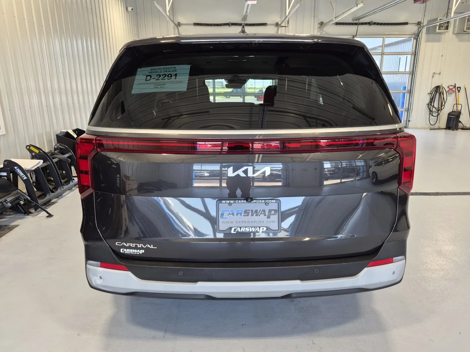 Used 2025 Kia Carnival FWD image 4