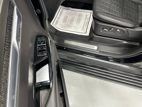 Used 2025 Cadillac Escalade V image 9