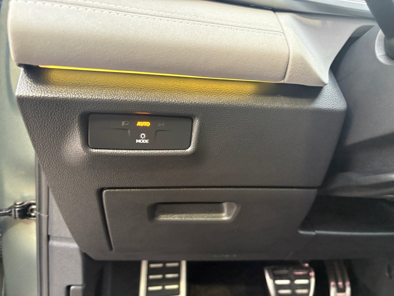 Certified 2026 Volkswagen Tiguan SE R-Line FWD image 23