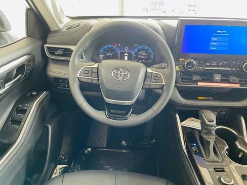 New 2026 Toyota Highlander Platinum image 14