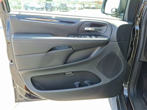 Used 2017 Dodge Grand Caravan SXT w/ Driver Convenience Group FWD image 16