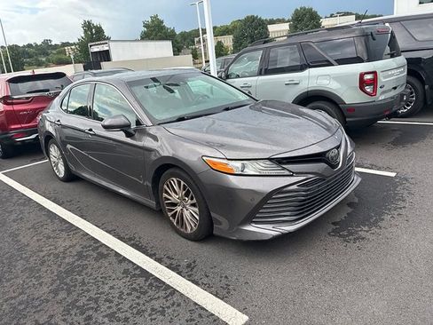 Used 2018 Toyota Camry XLE FWD image 2