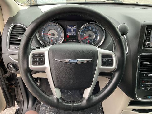 Used 2015 Chrysler Town & Country Touring w/ Driver Convenience Group FWD image 17