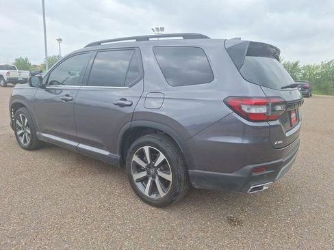 Used 2024 Honda Pilot Touring image 3